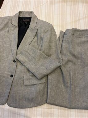 Blacker Women's Light Gray Two-Piece Suit - Tailored Blazer & Matching Pants.